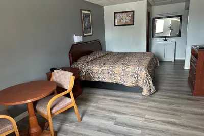 Photo 3 - Budget Inn-Gadsden