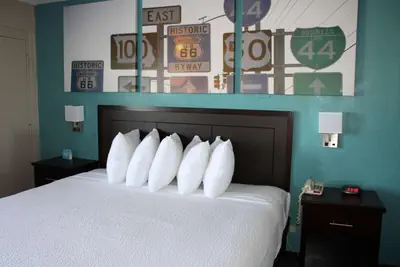 Photo 4 - Days Inn & Suites by Wyndham Springfield on I-44