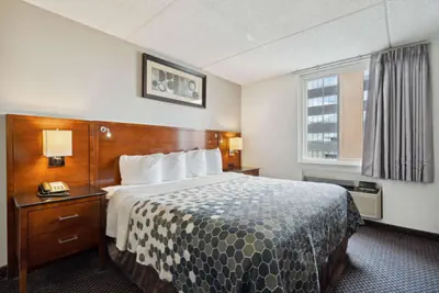 Photo 5 - Econo Lodge Inn & Suites Waterloo Downtown