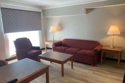 Photo 2 - Days Inn & Suites by Wyndham Arlington Heights