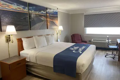 Photo 3 - Days Inn & Suites by Wyndham Arlington Heights