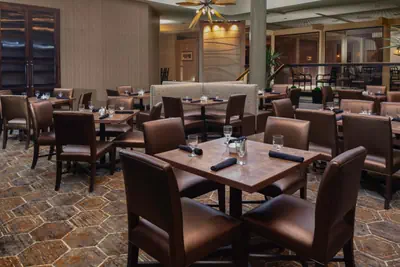 Photo 2 - DoubleTree by Hilton Kansas City - Overland Park