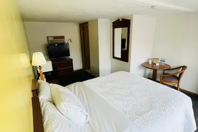 Photo 2 - Quality Lodge - Cedar Point Area
