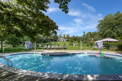 Photo 2 - Hamlet Inn - PASSES TO COOPERS BEACH