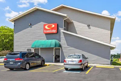 Photo 4 - Econo Lodge Akron Copley Northwest