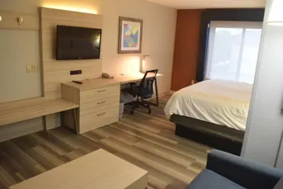 Photo 4 - Holiday Inn Express Hotel & Suites McPherson by IHG
