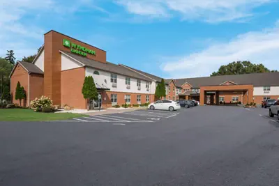 Photo 3 - Wyndham Garden Galena Hotel & Day Spa