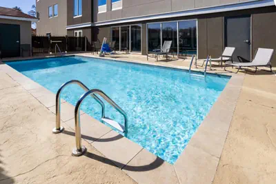 Photo 2 - La Quinta Inn & Suites by Wyndham Locust Grove