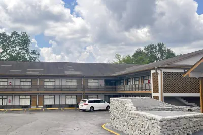 Photo 4 - Budget Inn