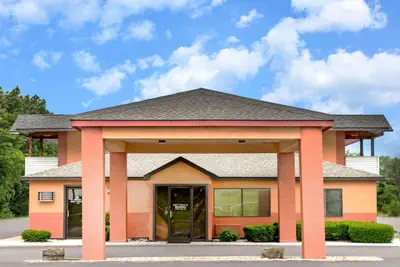 Photo 2 - Days Inn by Wyndham Kingdom City