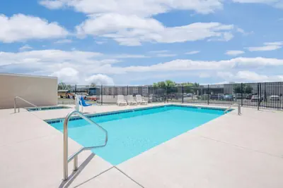 Photo 3 - Days Inn & Suites by Wyndham Hutchinson