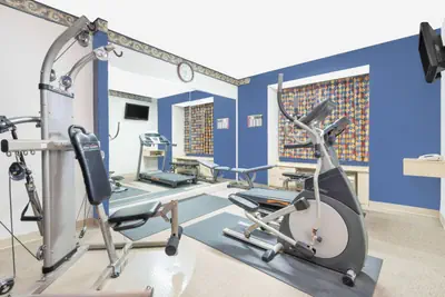 Photo 4 - Days Inn & Suites by Wyndham Hutchinson