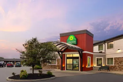 Photo 2 - La Quinta Inn by Wyndham Buffalo Airport