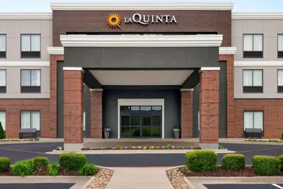 Photo 2 - La Quinta Inn & Suites by Wyndham Springfield Airport Rte 66