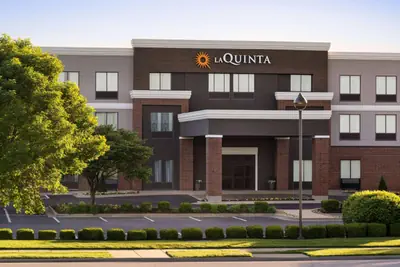 Photo 3 - La Quinta Inn & Suites by Wyndham Springfield Airport Rte 66