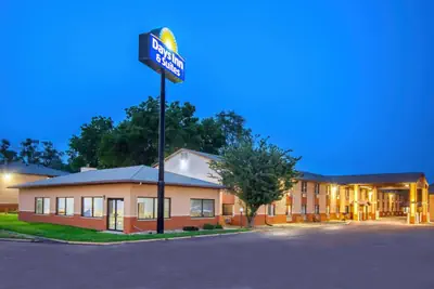 Photo 2 - Days Inn & Suites by Wyndham Waterloo