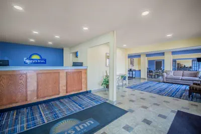 Photo 4 - Days Inn & Suites by Wyndham Waterloo