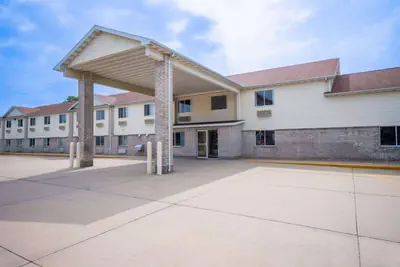 Photo 2 - Days Inn by Wyndham Evansdale Waterloo
