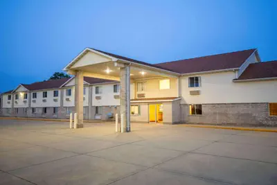 Photo 3 - Days Inn by Wyndham Evansdale Waterloo