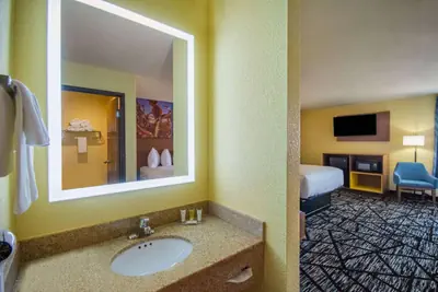 Photo 5 - Days Inn by Wyndham Evansdale Waterloo