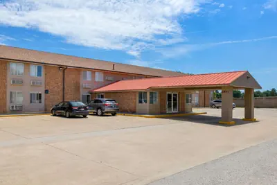 Photo 2 - Econo Lodge Emporia