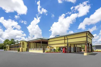 Photo 2 - Days Inn by Wyndham Waycross