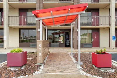 Photo 4 - HomeTowne Studios by Red Roof Huntsville - Madison