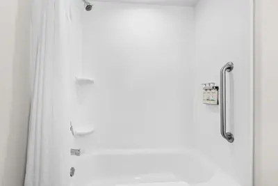Photo 4 - Holiday Inn Express Hotel & Suites Savannah Midtown by IHG