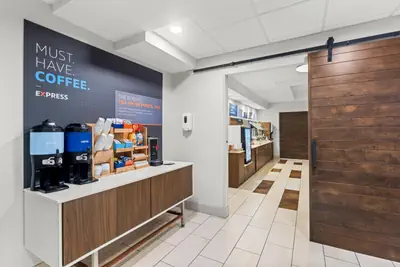 Photo 5 - Holiday Inn Express Hotel & Suites Savannah Midtown by IHG