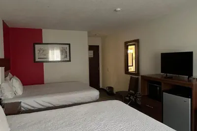 Photo 2 - Ramada by Wyndham Effingham