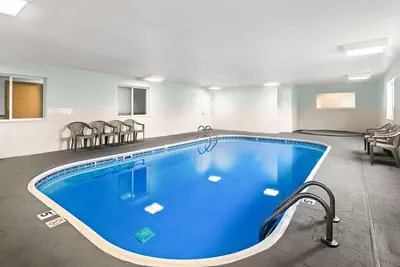 Photo 5 - SureStay Plus Hotel by Best Western Bettendorf