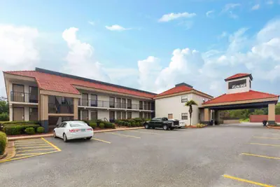 Photo 3 - Ramada by Wyndham Bainbridge