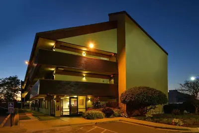 Photo 2 - Super 8 by Wyndham Deerfield - Northbrook