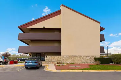 Photo 3 - Super 8 by Wyndham Deerfield - Northbrook