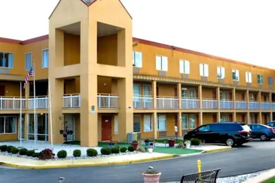 Photo 4 - Copley Inn & Suites By OYO Akron OH
