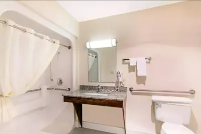 Photo 5 - Precious Hotel