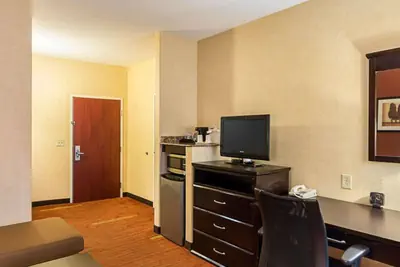 Photo 5 - Comfort Suites Airport