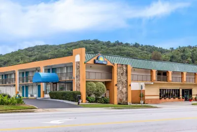 Photo 3 - Days Inn by Wyndham Clayton