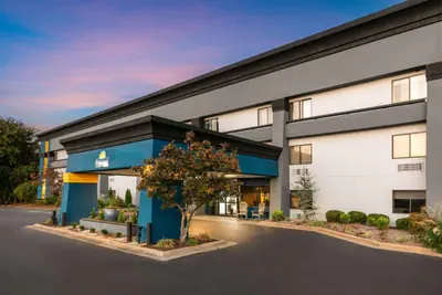 Photo 4 - Days Inn by Wyndham Fort Smith
