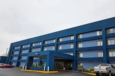 Photo 2 - Days Inn by Wyndham Davenport