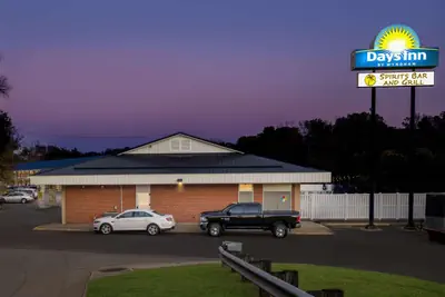 Photo 4 - Days Inn by Wyndham Dubuque