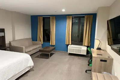 Photo 5 - Holiday Inn Express & Suites