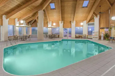 Photo 3 - Baymont by Wyndham Freeport