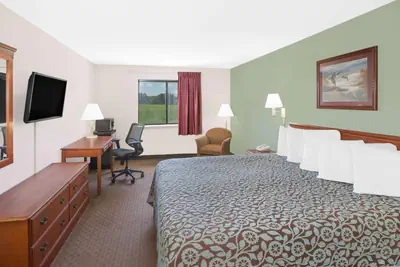 Photo 5 - Days Inn & Suites by Wyndham Brinkley