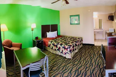 Photo 4 - Thunderbird Inn