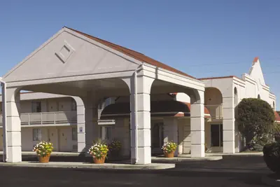 Photo 2 - Baymont by Wyndham Sandusky