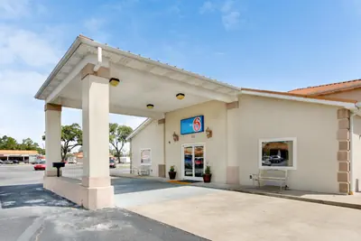 Photo 2 - Motel 6-Hinesville, GA