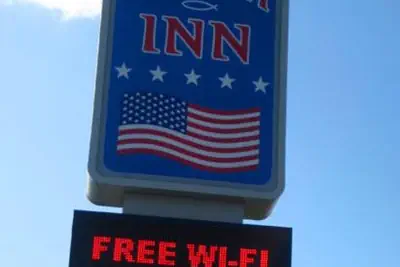 Photo 3 - Plaza Inn Springfield