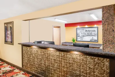 Photo 2 - Super 8 by Wyndham Jacksonville