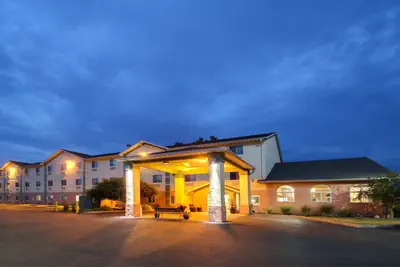Photo 4 - Baymont by Wyndham Galesburg